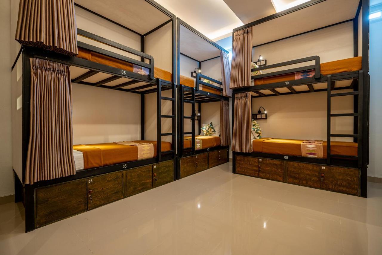 The Moon Hostel Batununggul Exterior photo